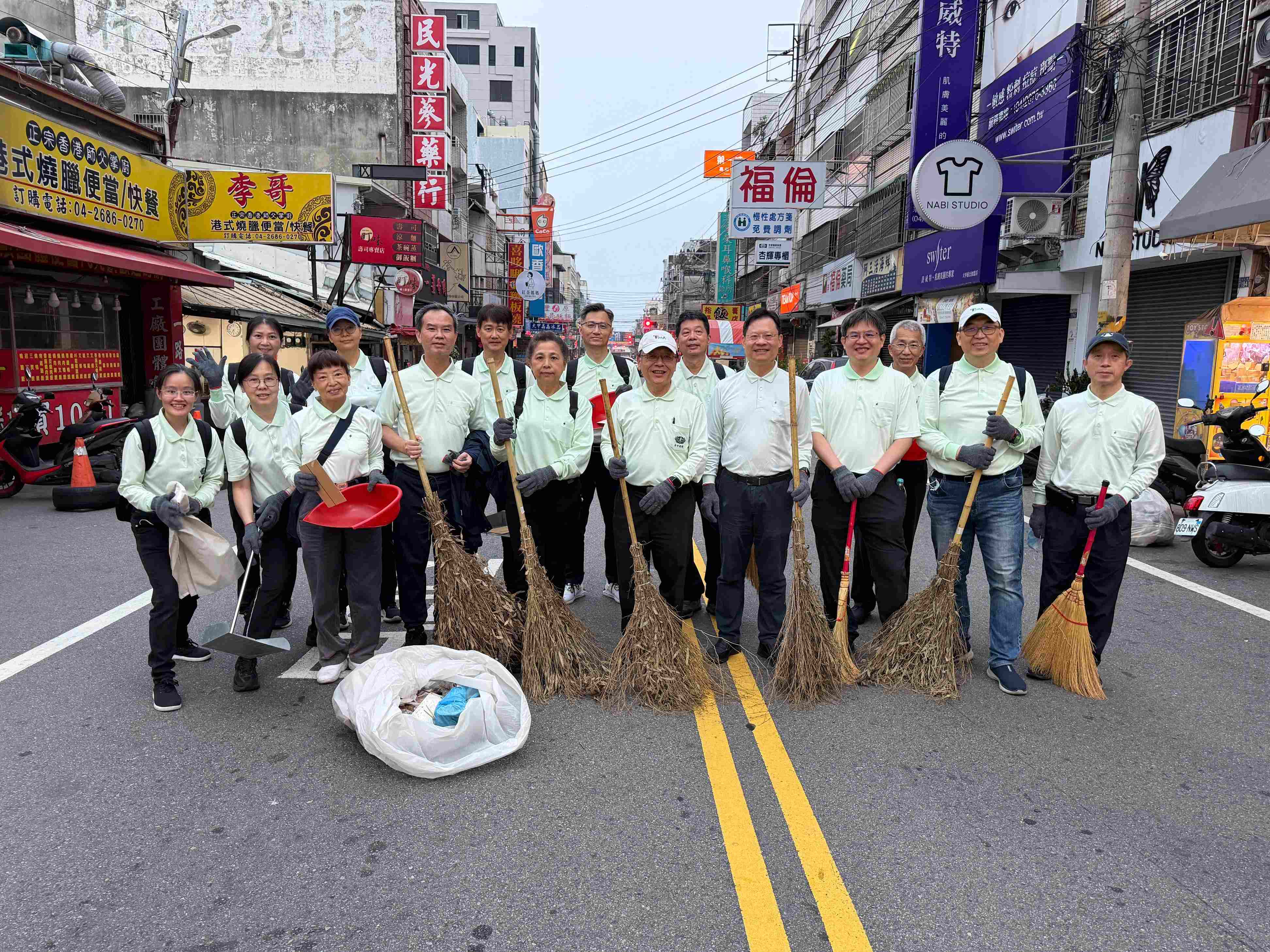 大甲媽祖繞境起駕 台中慈院同仁參與慈濟人掃街
